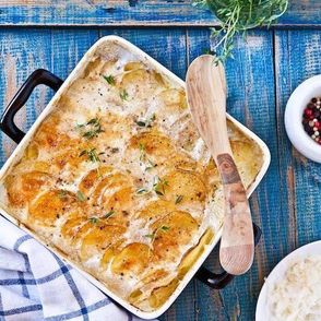 zapiekanka ziemniaczana, zapiekane ziemniaki, ziemniaki zapiekane z serem i tymiankiem, obiad z piekarnika, obiad z ziemniaków, pomysł na ziemniaki, co z ziemniaków, pieczone ziemniaki