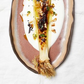 pieczony por, pieczony por z sosem orzechowym, orzechowy winegret, por