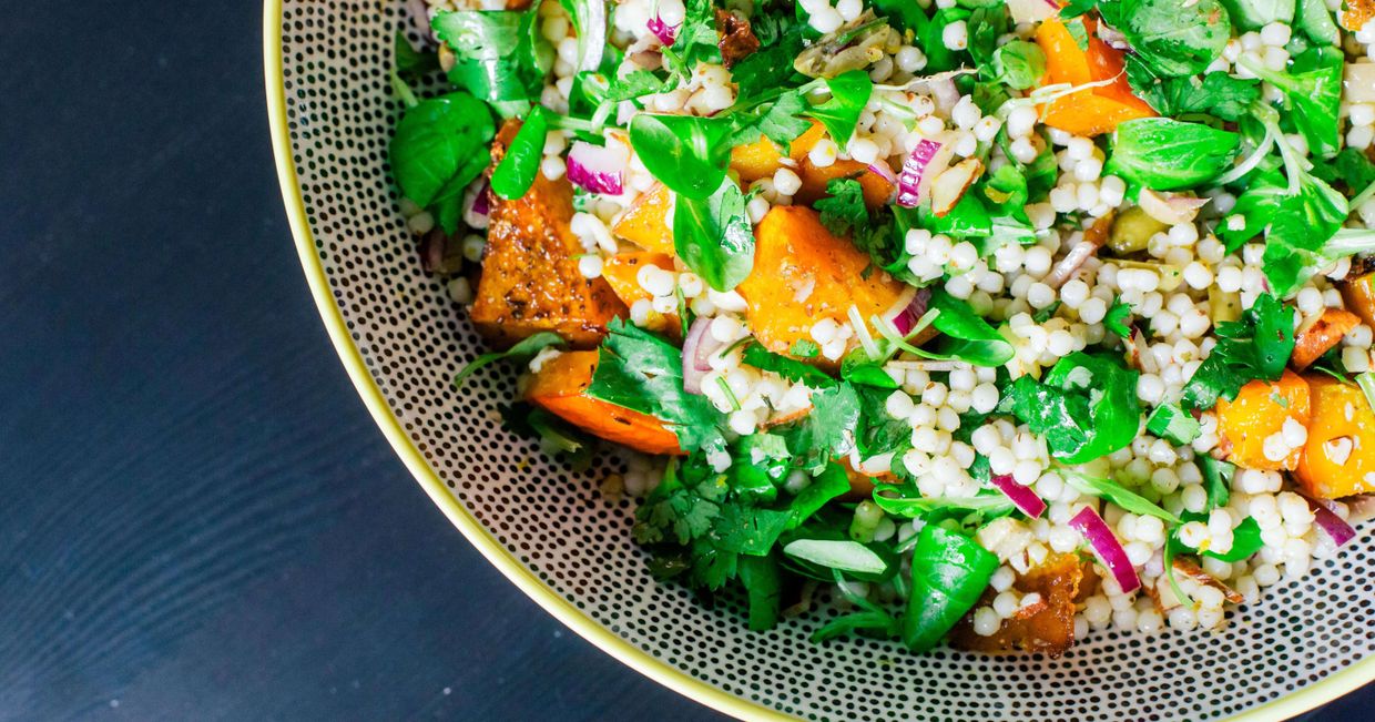 Sałatka z kaszy kulgur z pieczoną dynią, czerwoną cebulą, kolendrą i innymi świeżymi ziołami (fot. Michał Lichtański)