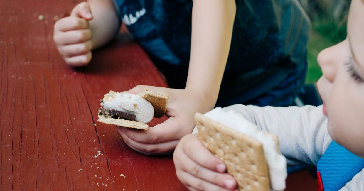 Dzieci z krakersowymi kanapkami (fot. Kelly Sikkema / unsplash.com)