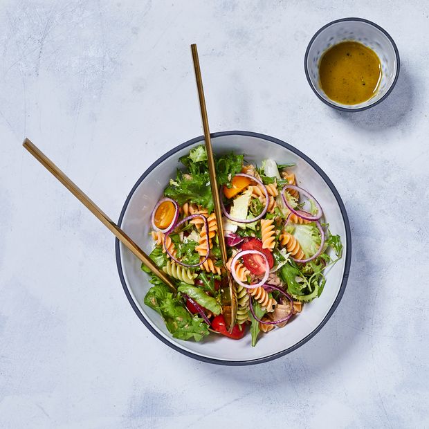 Zielona sałatka z makaronem, pomidorkami koktajlowymi, czerwoną cebulą, oliwkami i tuńczykiem podana z sosem miodowo-musztardowym, sezonówki sałata