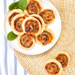 Prosty przepis na ciasto francuskie z prosciutto i pastą z suszonych pomidorów (fot.Maciej Niemojewski)