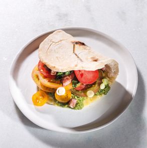 Prosty przepis na kanapkę z pastą ziołowo-jajeczną i pomidorami. Szybka kanapka z pastą ziołowo-jajeczną i pomidorami - PRZEPIS (fot. dinnershow.studio)