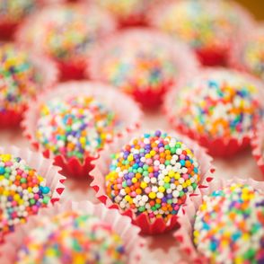 Brazylijskie cukierki brigadeiro z kolorową posypką (fot. Caca Lima / flickr.com)