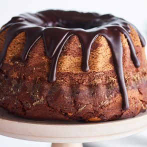 Desery wielkanocne z czekoladą Wedel – dwukolorowa babka z polewą kakaową (fot.materiały prasowe)