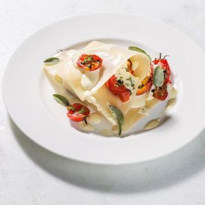 Przepis na domową lasagne z pieczonymi pomidorami z masłem szałwiowym (fot. dinnershow.studio)