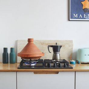 Tadżin stojący na kuchence