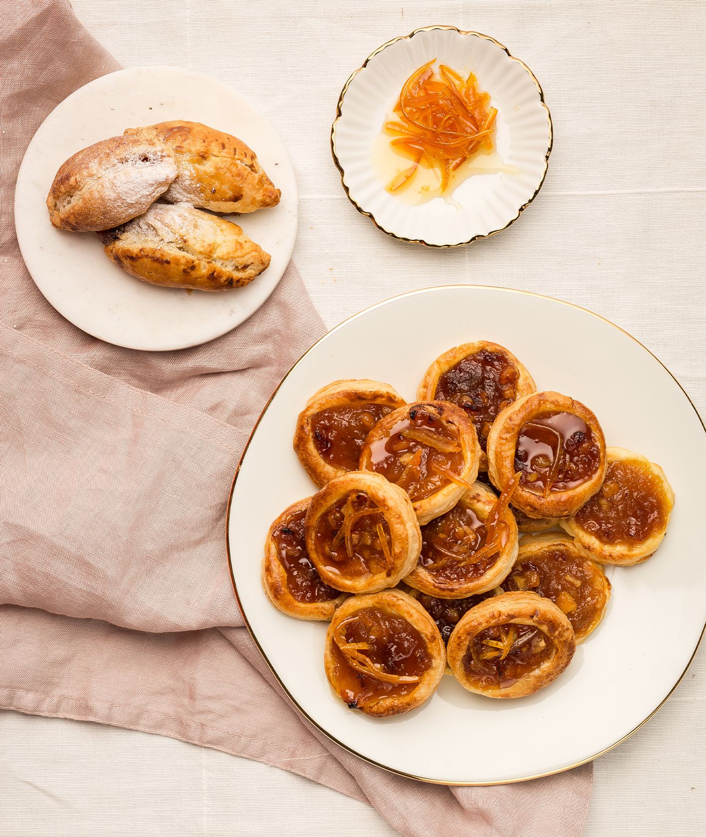 Jak przygotować ciasteczka z nadzieniem jabłkowym. Przepis na karmelowe ciasteczka z jabłkami (fot. dinnershow.studio)