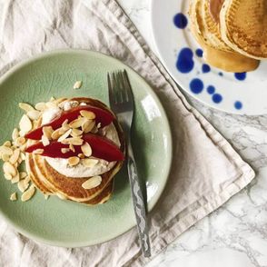 Amerykańskie placki na maślance - śniadanie na słodko z owocami (fot. Kasia Stadejek)