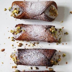 Cannoli siciliani, włoskie słodycze, włoskie desery, rurka z kremem, kuchnia włoska, łatwe słodycze