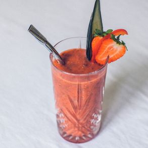 PRZEPIS na szybki chłodnik z truskawkami i pomidorami (fot. Marta Greber)