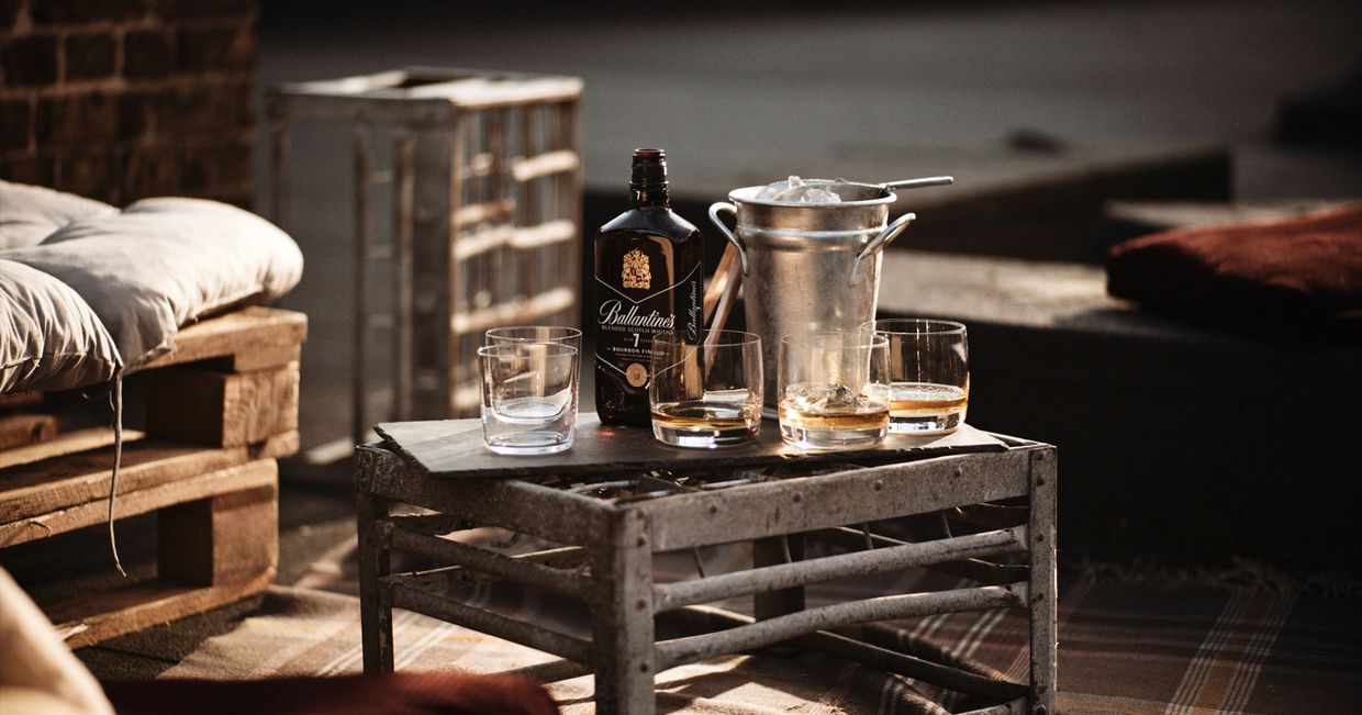 Butelka i szklanki (fot. materiały prasowe)