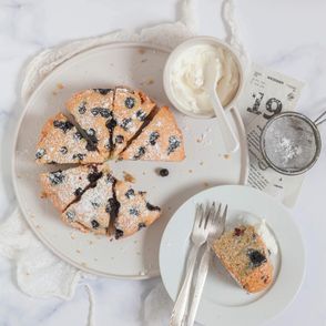 przepis na lekkie cisto z czarnymi porzeczkami, malinami bądź jagodami (fot. Kinga Ciszewska / Małe kulinaria)