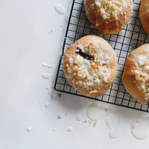 Wiśnianka, czyli drożdżowa bułka z wiśniami z kruszonką i różanym lukrem