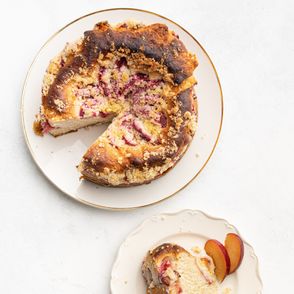 Ciasto drożdżowe ze śliwkami (fot. Kasia Bartoszewska-Poneta i Tomek Poneta / Plate of Joy)