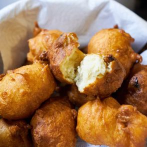 Oliebollen, holenderskie pączki, holenderskie drożdżówki, pączki bez nadzienia, pączki, domowe słodycze, domowe pączki