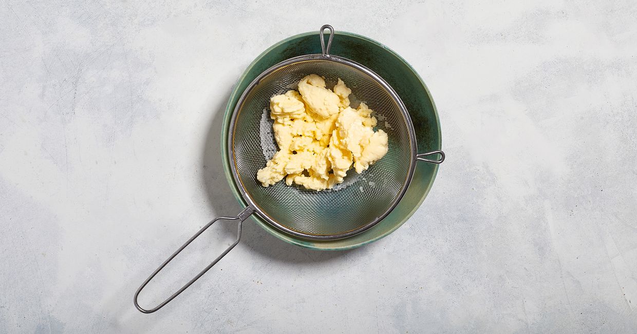 Masło odsączone na sitku od maślanki (fot. Maciek Niemojewski)