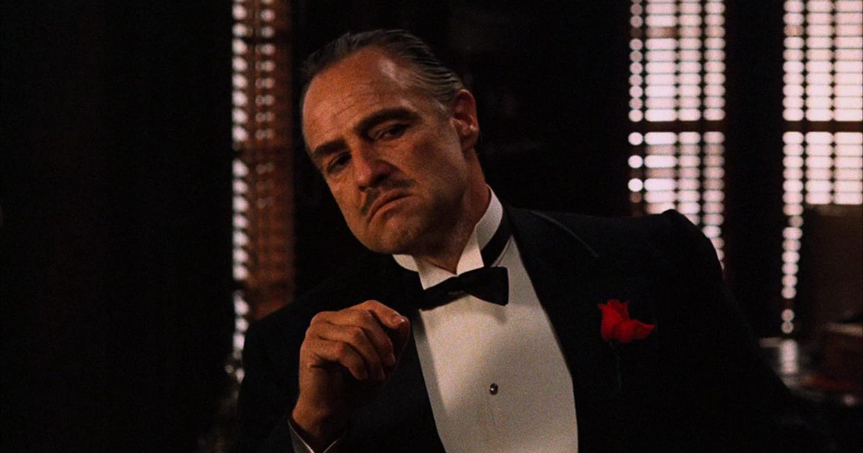 Marlon Brandon jako ojciec chrzestny w garniturze podczas ślubu swojej córki (fot. kadr z filmu)