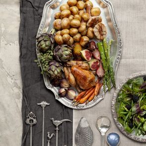 Kompozycja z przedmiotami aukcji Desy, jedzenie i naczynia (fot. Marcin Koniak)