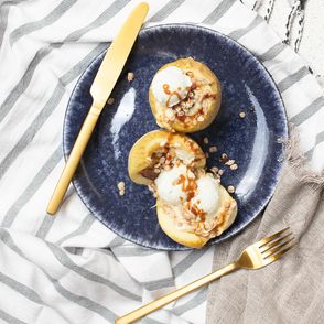 Jabłka pieczone w całości wypełnione kremem sernikowym i karmelem (fot. Paulina Czyżewska)