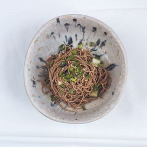 Przepis na prostą azjatycką sałatkę z makaronem soba i ogórkami. Jak przygotować sałatkę z makaronem soba i ogórkiem (fot. Jakub Stanek)