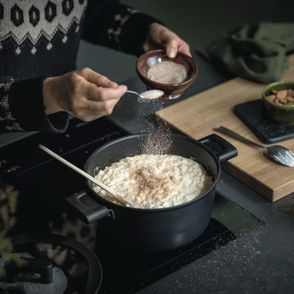 Gotowanie z garnkami Fiskars (fot. materiały prasowe)