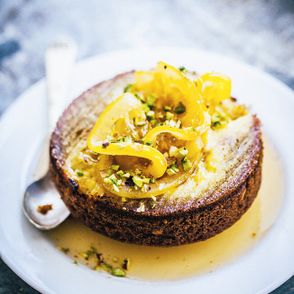 Semolinowe ciasto nasączone limoncello z kandyzowanymi cytrynami i pistacjami, przepis Monika Walecka