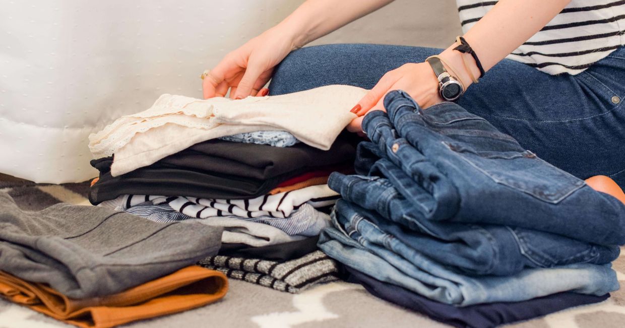Kobieta składająca swoje ubrania (fot. Sarah Brown / unsplash.com)