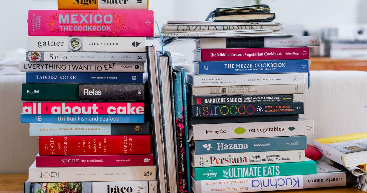 Domowa kolekcja książek kucharskich Agaty Zięby (fot. Michał Lichtański)