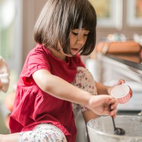 Dziewczynka mieszająca ciasto, dzieci w kuchni, wspólne gotowanie (fot. Tanaphong Toochinda / unsplash.com)