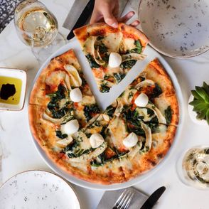 Gdzie zjeść najlepszą pizzę w Katowicach? (fot. Pinar Kucuk / unsplash.com)