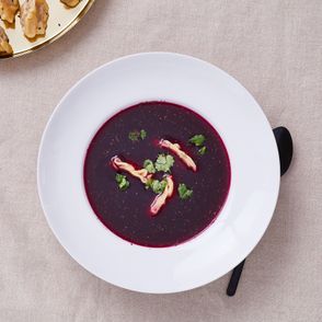 Świąteczny barszcz z pierożkami dim sum. PRZEPIS. Farma Bii (fot. Maciek Niemojewski)