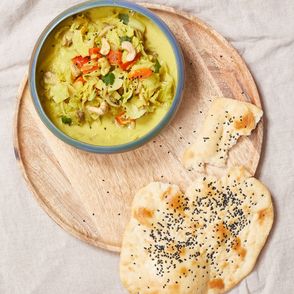 Domowe żółte curry z boczkniakami i kapustą (fot. Maciek Niemojewski)