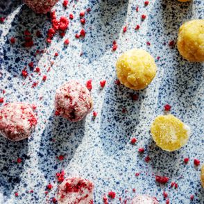 Przepis na morelowo-cytrynowe kulki mocy, jak zrobić wegańskie praliny (fot. Ania Dobra Kulka)