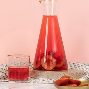 Karafka z kompotem śliwkowym z goździkami