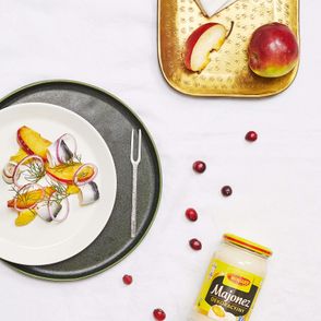 Śledź z korzennym majonezem, karmelizowanym jabłkiem, koperkiem i cebulą, Winiary, przepis Tomek Zielke