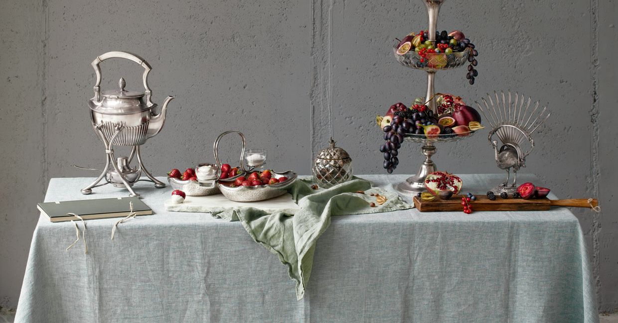 Kompozycja z zastawą i owocami z wystawy „Sztuka od kuchni” (fot. Marcin Koniak)