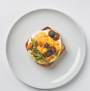 Przepis na jajecznicę z grzybami. Jak zrobić jajecznicę z grzybami. Najlepsze przepisy na śniadania (fot. dinnershow.studio)