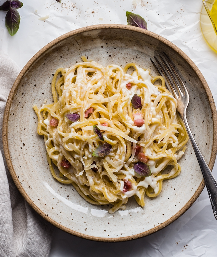 Makaron typu spaghetti z boczkiem, śmietaną i świeżym parmezanem (fot. Bruna Branco / unsplash.com)