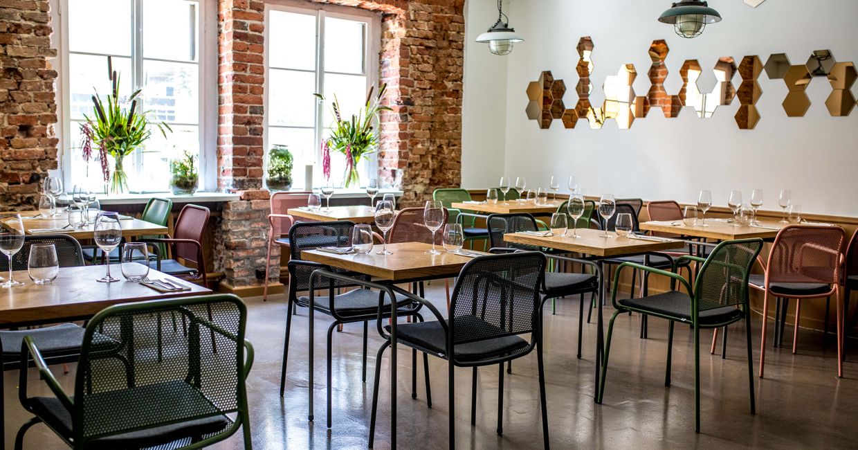 Stoliki w restauracji Ale wino (fot. mat.pras)