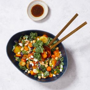 Zimowe sałaty. Sałatka z pieczonych warzyw z fetą (fot. Maciek Niemojewski)