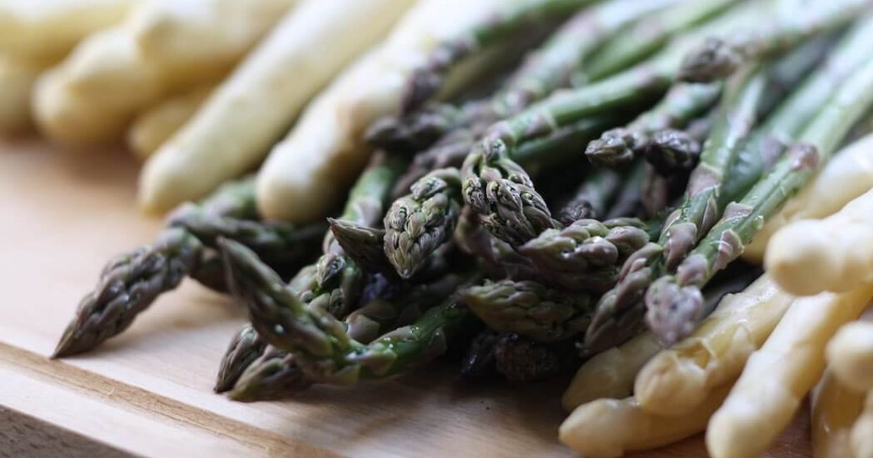 Pęczki zielonych i białych szparagów.