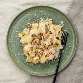 Przepisy na proste makarony – Pappardelle z kalafiorem, orzechami włoskimi i parmezanem (fot. Paulina Czyżewska)