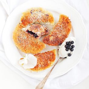 pierogi z jagodami, pierogi w panierce, przepis Tosia Kolo, burczymiwbrzuchu, blog burczymiwbrzuchu, pierogi z owocami, smażone pierogi, dla dzieci, pierogi ze śmietaną, pierogi na słodko, ciasto na pierogi