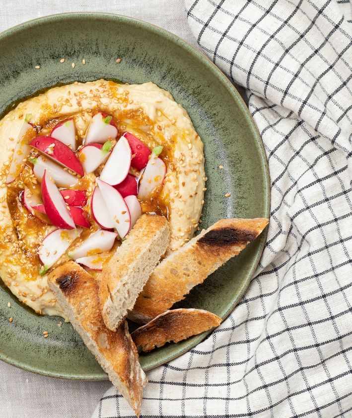 Humus z rzodkiewką, sezamem i sosem pomarańczowym