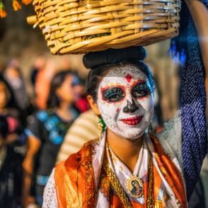 Parada z okazji Święta Zmarłych w Meksyku (fot. Beau Rogers / flickr.com)