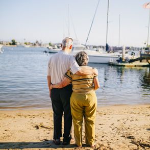 Co robić, by cieszyć się dobrym zdrowiem i długim życiem. Starsza para relaksująca się nad zatoką (fot. Rodnae Productions / pexels.com)