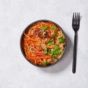 Zimowe sałaty. Sałatka z marchewki i makaronu ryżowego (fot. Maciek Niemojewski)