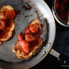 tosty z chałki, tosty francuskie, śniadanie na słodko, słodkie śniadanie, tosty francuskie z owocami, tosty francuskie z truskawkami, lekkie śniadanie,, domowa chałka, sposób na czerstwą chałkę, co z czerstwego chleba