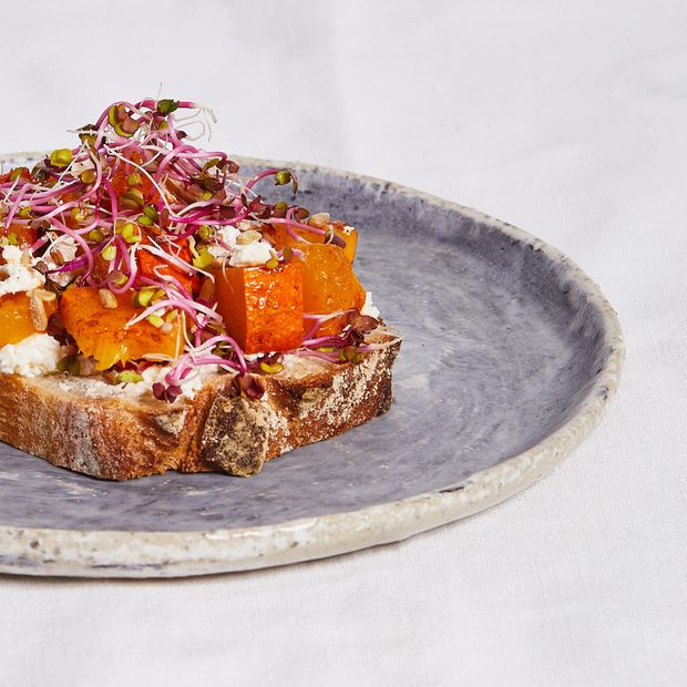 Żytnia kromka chleba z pieczoną dynią, kiełkami i twarogiem (fot. Maciek Niemojewski)